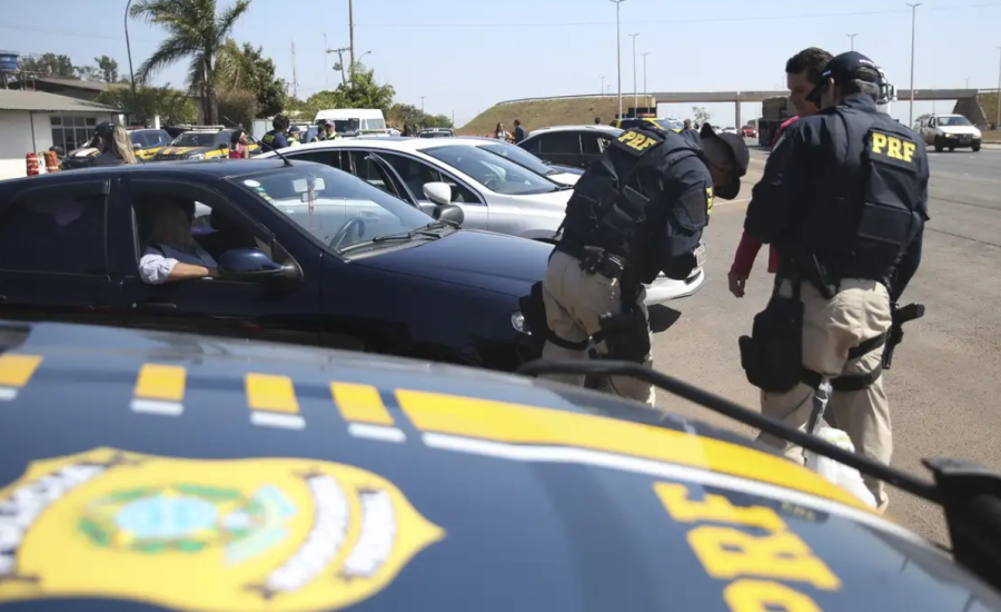 Saiba qual a velocidade correta para passar por fiscalizações da PRF e evitar multas