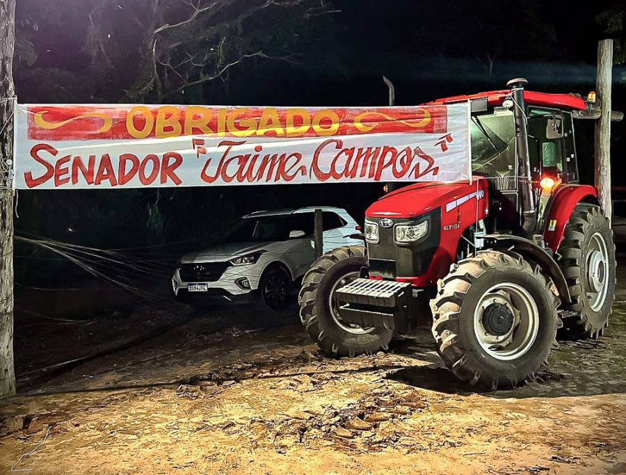 Prefeitura de Araputanga entrega trator e implementos para fortalecer agricultura familiar